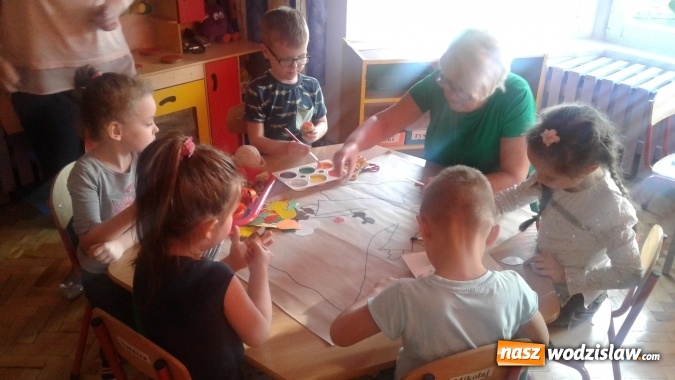 Zdjęcie w galerii na portalu naszwodzislaw.com: Suknia Pani Jesieni – zabawy przedszkolaków ze studentkami Uniwersytetu Trzeciego Wieku  wiadomości z regionu