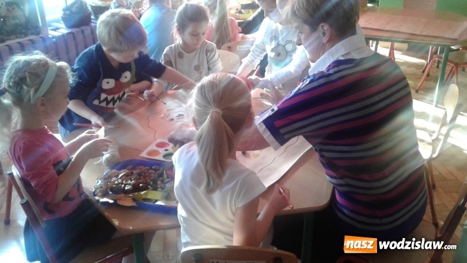 Zdjęcie w galerii na portalu naszwodzislaw.com: Suknia Pani Jesieni – zabawy przedszkolaków ze studentkami Uniwersytetu Trzeciego Wieku  wiadomości z regionu