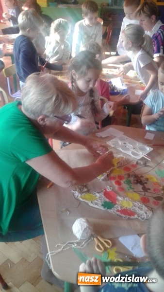 Zdjęcie w galerii na portalu naszwodzislaw.com: Suknia Pani Jesieni – zabawy przedszkolaków ze studentkami Uniwersytetu Trzeciego Wieku  wiadomości z regionu