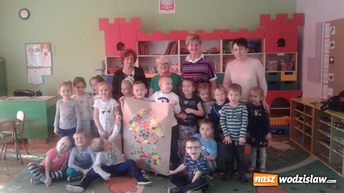 Zdjęcie w galerii na portalu naszwodzislaw.com: Suknia Pani Jesieni – zabawy przedszkolaków ze studentkami Uniwersytetu Trzeciego Wieku  wiadomości z regionu