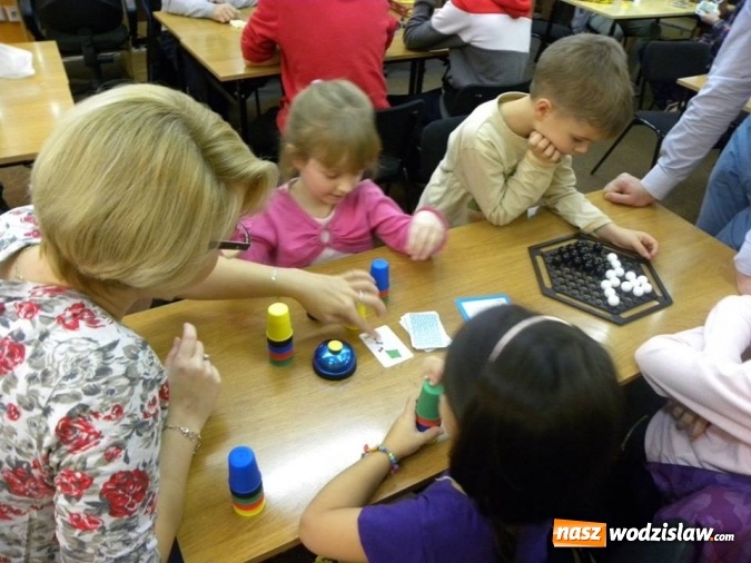 Zdjęcie w galerii na portalu naszwodzislaw.com: Głową i pionkiem, czyli wieczór z planszówkami w wodzisławskiej Bibliotece wiadomości z regionu