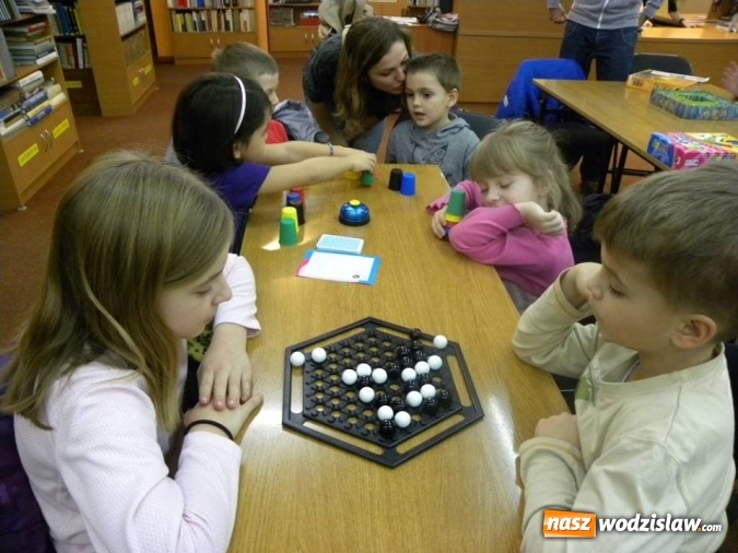 Zdjęcie w galerii na portalu naszwodzislaw.com: Głową i pionkiem, czyli wieczór z planszówkami w wodzisławskiej Bibliotece wiadomości z regionu