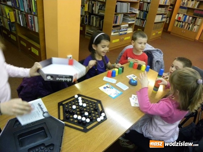 Zdjęcie w galerii na portalu naszwodzislaw.com: Głową i pionkiem, czyli wieczór z planszówkami w wodzisławskiej Bibliotece wiadomości z regionu