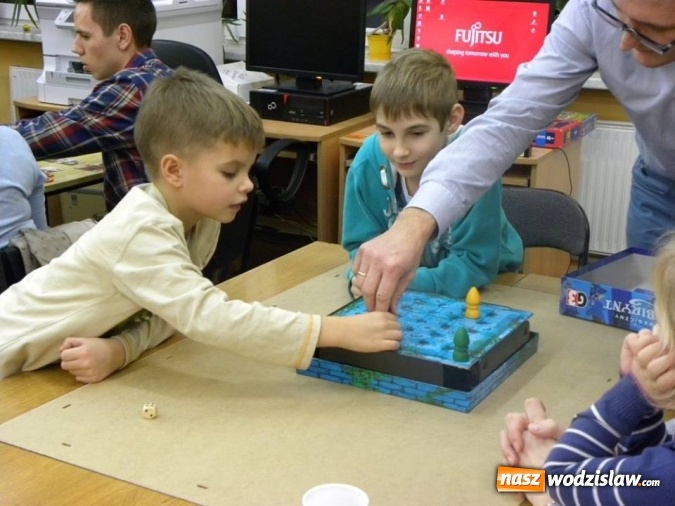 Zdjęcie w galerii na portalu naszwodzislaw.com: Głową i pionkiem, czyli wieczór z planszówkami w wodzisławskiej Bibliotece wiadomości z regionu