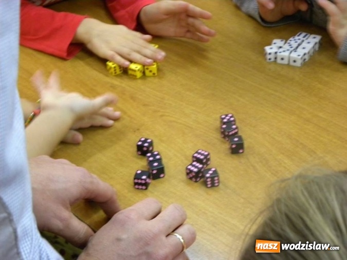 Zdjęcie w galerii na portalu naszwodzislaw.com: Głową i pionkiem, czyli wieczór z planszówkami w wodzisławskiej Bibliotece wiadomości z regionu