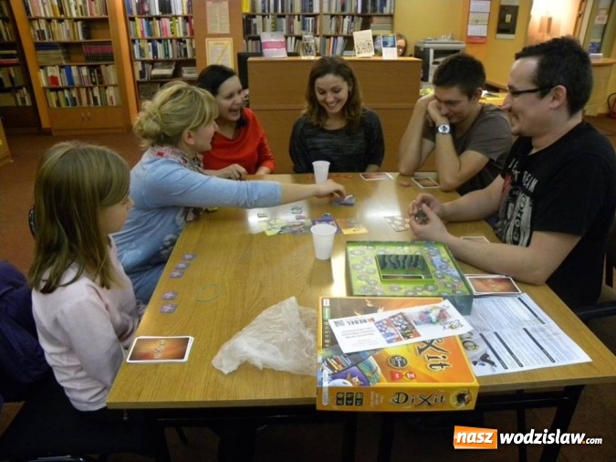 Zdjęcie w galerii na portalu naszwodzislaw.com: Głową i pionkiem, czyli wieczór z planszówkami w wodzisławskiej Bibliotece wiadomości z regionu