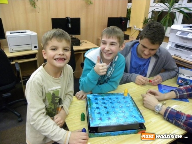Zdjęcie w galerii na portalu naszwodzislaw.com: Głową i pionkiem, czyli wieczór z planszówkami w wodzisławskiej Bibliotece wiadomości z regionu