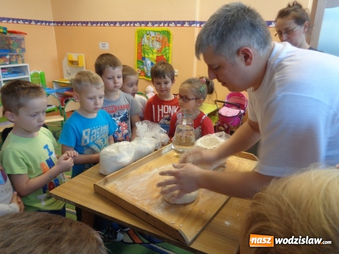 Zdjęcie w galerii na portalu naszwodzislaw.com: Przedszkolaki poznały pracę piekarza  wiadomości z regionu