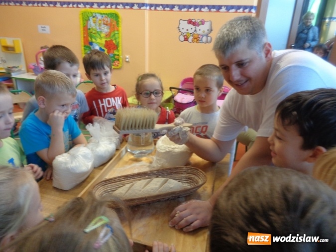 Zdjęcie w galerii na portalu naszwodzislaw.com: Przedszkolaki poznały pracę piekarza  wiadomości z regionu