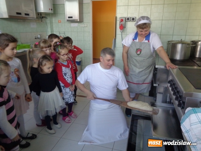 Zdjęcie w galerii na portalu naszwodzislaw.com: Przedszkolaki poznały pracę piekarza  wiadomości z regionu
