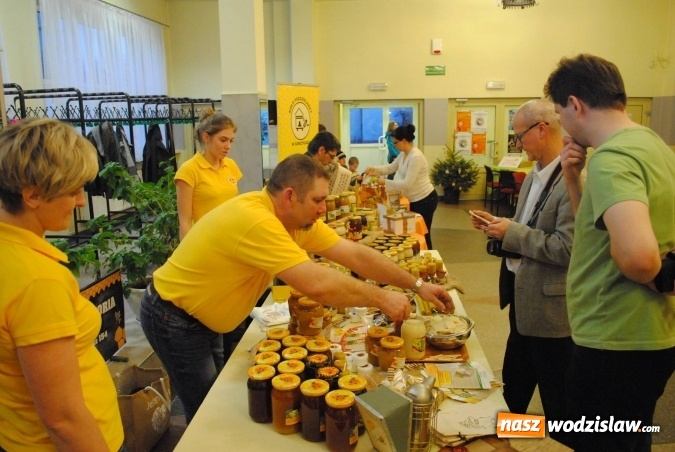 Zdjęcie w galerii na portalu naszwodzislaw.com: Tłumy na drugiej edycji Jarmarku Pszczelego w Radlinie! wiadomości z regionu