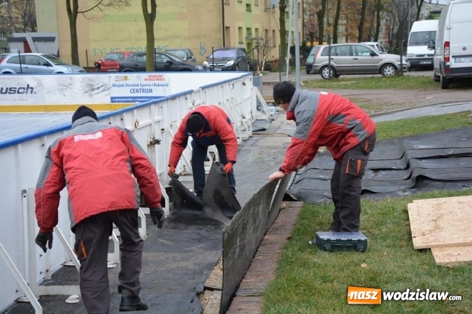 Zdjęcie w galerii na portalu naszwodzislaw.com: Wodzisław: trwa budowa lodowiska. Otwarcie prawdopodobnie w piątek wiadomości z regionu