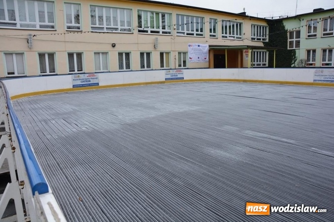 Zdjęcie w galerii na portalu naszwodzislaw.com: Wodzisław: trwa budowa lodowiska. Otwarcie prawdopodobnie w piątek wiadomości z regionu