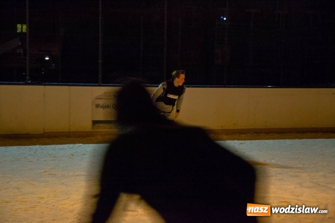 Zdjęcie w galerii na portalu naszwodzislaw.com: Wodzisław: lodowisko miejskie już czynne  wiadomości z regionu