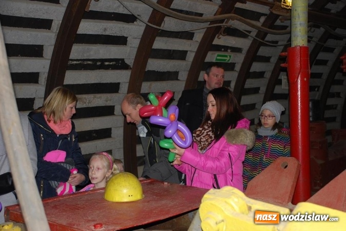 Zdjęcie w galerii na portalu naszwodzislaw.com: Barbórkowe zwiedzanie sztolni. Setki mieszkańców przewinęło się przez PCKZiU wiadomości z regionu