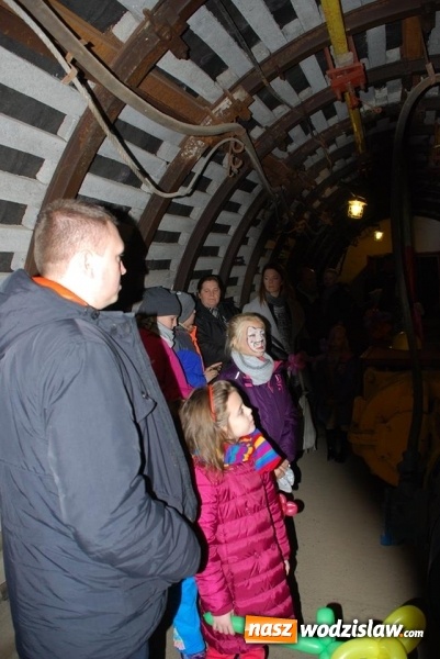 Zdjęcie w galerii na portalu naszwodzislaw.com: Barbórkowe zwiedzanie sztolni. Setki mieszkańców przewinęło się przez PCKZiU wiadomości z regionu