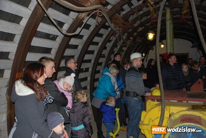 Zdjęcie w galerii na portalu naszwodzislaw.com: Barbórkowe zwiedzanie sztolni. Setki mieszkańców przewinęło się przez PCKZiU wiadomości z regionu