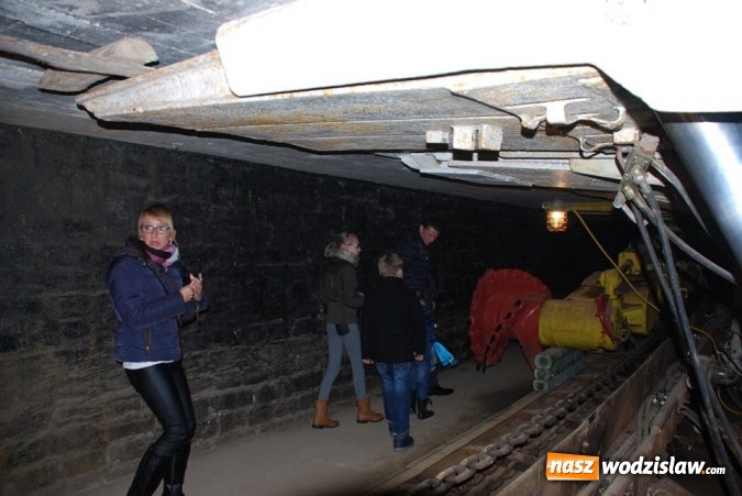 Zdjęcie w galerii na portalu naszwodzislaw.com: Barbórkowe zwiedzanie sztolni. Setki mieszkańców przewinęło się przez PCKZiU wiadomości z regionu