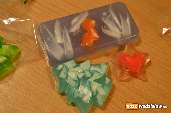 Zdjęcie w galerii na portalu naszwodzislaw.com: MOK Radlin: wykonywali mydełka  wiadomości z regionu