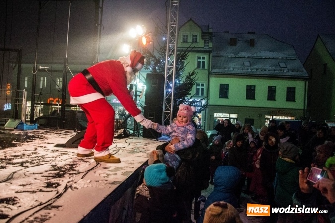 Zdjęcie w galerii na portalu naszwodzislaw.com: Wystartował Wodzisławski Jarmark Bożonarodzeniowy. Nie zabrakło Świętego Mikołaja wiadomości z regionu