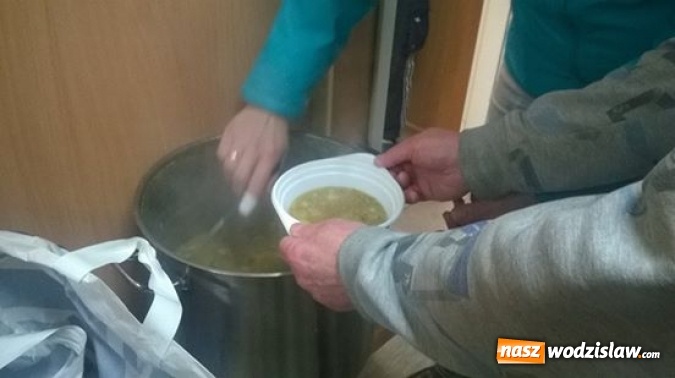 Zdjęcie w galerii na portalu naszwodzislaw.com: W dniu wolontariusza pomagali ze smakiem wiadomości z regionu