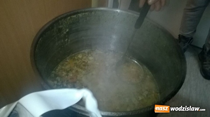 Zdjęcie w galerii na portalu naszwodzislaw.com: W dniu wolontariusza pomagali ze smakiem wiadomości z regionu