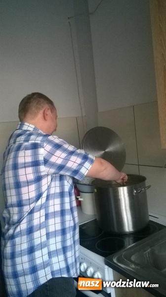 Zdjęcie w galerii na portalu naszwodzislaw.com: W dniu wolontariusza pomagali ze smakiem wiadomości z regionu