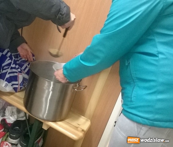 Zdjęcie w galerii na portalu naszwodzislaw.com: W dniu wolontariusza pomagali ze smakiem wiadomości z regionu