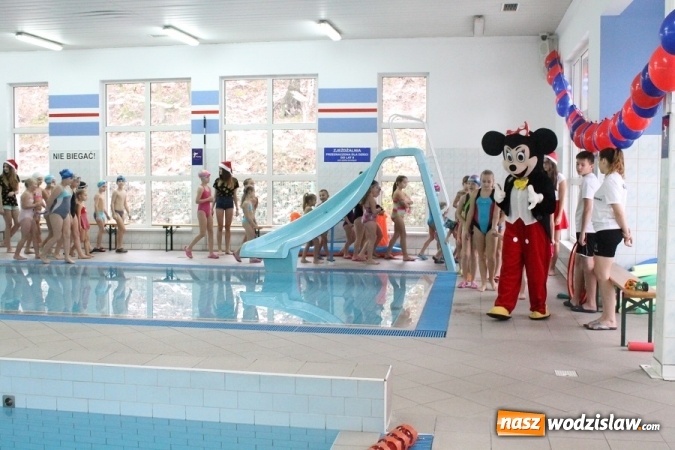 Zdjęcie w galerii na portalu naszwodzislaw.com: Mikołajki na mokro na basenie w Połomi - święty przypłynął... w kajaku wiadomości z regionu