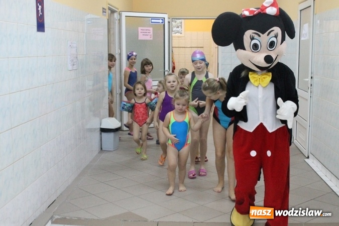 Zdjęcie w galerii na portalu naszwodzislaw.com: Mikołajki na mokro na basenie w Połomi - święty przypłynął... w kajaku wiadomości z regionu