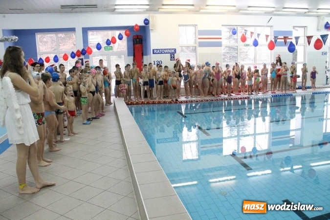 Zdjęcie w galerii na portalu naszwodzislaw.com: Mikołajki na mokro na basenie w Połomi - święty przypłynął... w kajaku wiadomości z regionu