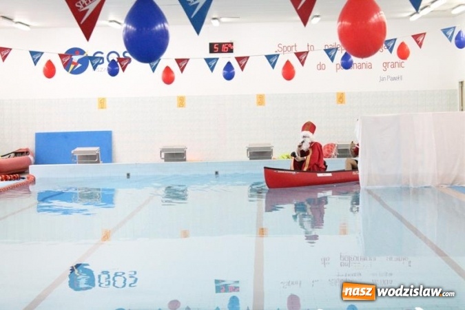 Zdjęcie w galerii na portalu naszwodzislaw.com: Mikołajki na mokro na basenie w Połomi - święty przypłynął... w kajaku wiadomości z regionu
