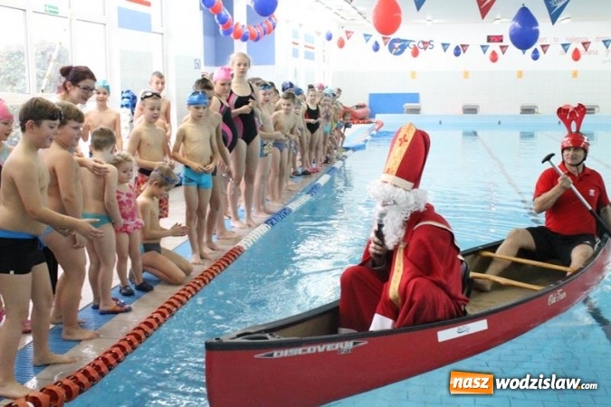 Zdjęcie w galerii na portalu naszwodzislaw.com: Mikołajki na mokro na basenie w Połomi - święty przypłynął... w kajaku wiadomości z regionu