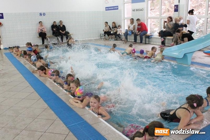 Zdjęcie w galerii na portalu naszwodzislaw.com: Mikołajki na mokro na basenie w Połomi - święty przypłynął... w kajaku wiadomości z regionu