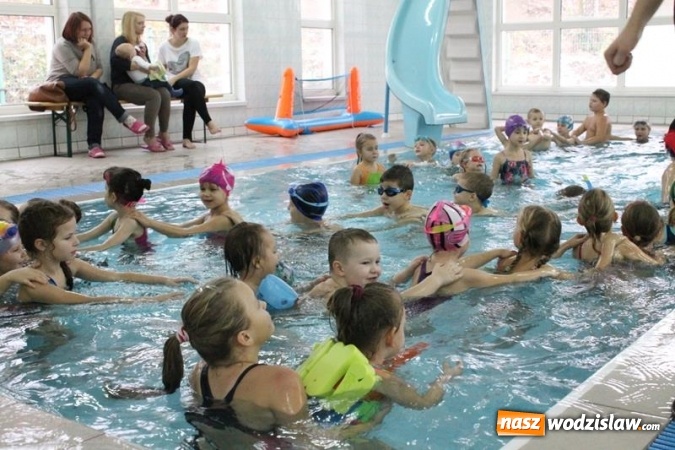 Zdjęcie w galerii na portalu naszwodzislaw.com: Mikołajki na mokro na basenie w Połomi - święty przypłynął... w kajaku wiadomości z regionu