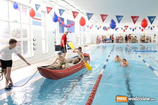 Zdjęcie w galerii na portalu naszwodzislaw.com: Mikołajki na mokro na basenie w Połomi - święty przypłynął... w kajaku wiadomości z regionu