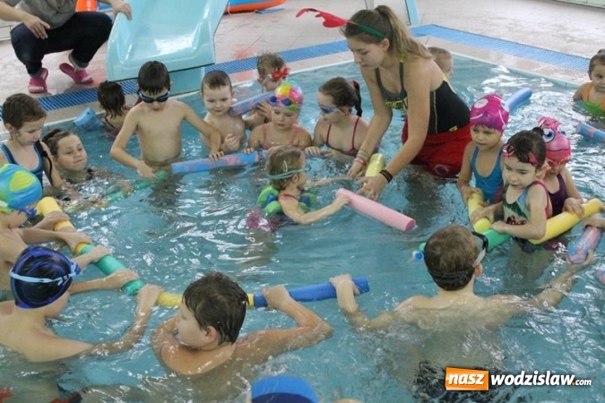 Zdjęcie w galerii na portalu naszwodzislaw.com: Mikołajki na mokro na basenie w Połomi - święty przypłynął... w kajaku wiadomości z regionu
