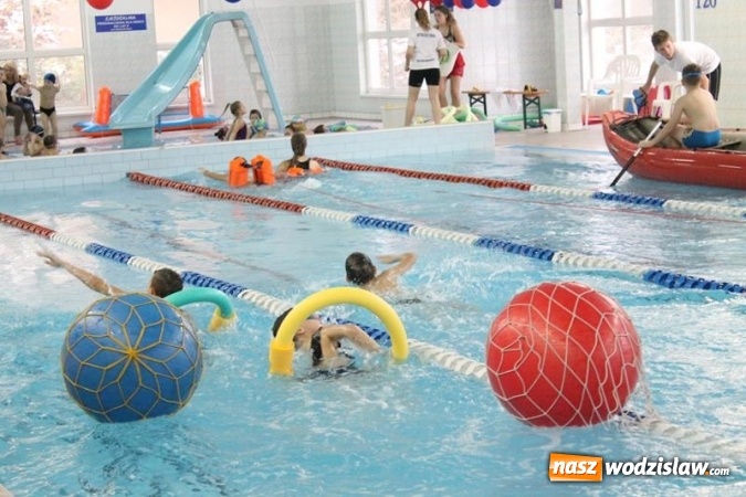 Zdjęcie w galerii na portalu naszwodzislaw.com: Mikołajki na mokro na basenie w Połomi - święty przypłynął... w kajaku wiadomości z regionu