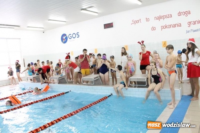 Zdjęcie w galerii na portalu naszwodzislaw.com: Mikołajki na mokro na basenie w Połomi - święty przypłynął... w kajaku wiadomości z regionu