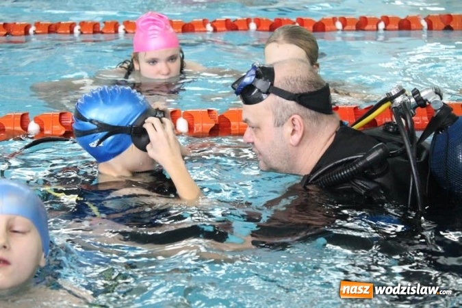 Zdjęcie w galerii na portalu naszwodzislaw.com: Mikołajki na mokro na basenie w Połomi - święty przypłynął... w kajaku wiadomości z regionu