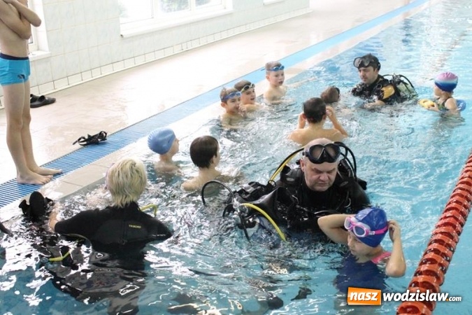 Zdjęcie w galerii na portalu naszwodzislaw.com: Mikołajki na mokro na basenie w Połomi - święty przypłynął... w kajaku wiadomości z regionu