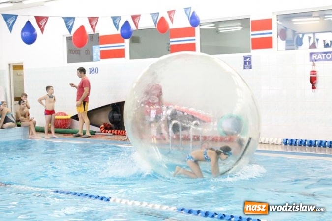 Zdjęcie w galerii na portalu naszwodzislaw.com: Mikołajki na mokro na basenie w Połomi - święty przypłynął... w kajaku wiadomości z regionu