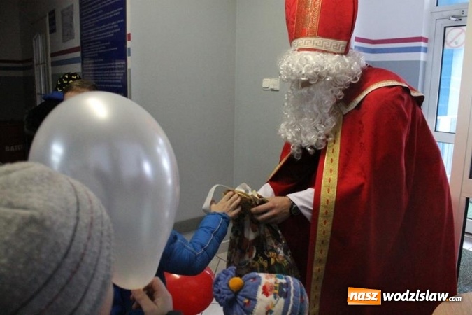 Zdjęcie w galerii na portalu naszwodzislaw.com: Mikołajki na mokro na basenie w Połomi - święty przypłynął... w kajaku wiadomości z regionu