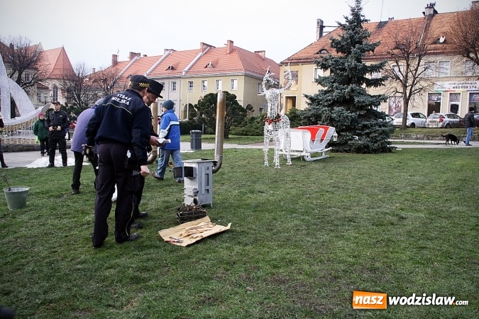 Zdjęcie w galerii na portalu naszwodzislaw.com: Niecodzienny pokaz na wodzisławskim Rynku, czyli jak palić w piecu, aby było tanio i ekologicznie wiadomości z regionu
