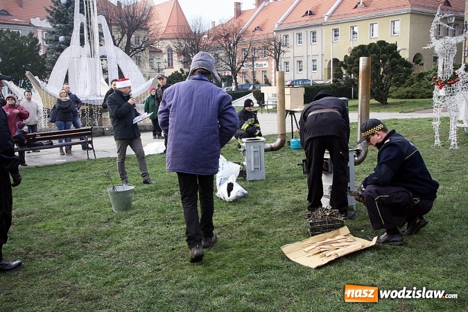 Zdjęcie w galerii na portalu naszwodzislaw.com: Niecodzienny pokaz na wodzisławskim Rynku, czyli jak palić w piecu, aby było tanio i ekologicznie wiadomości z regionu