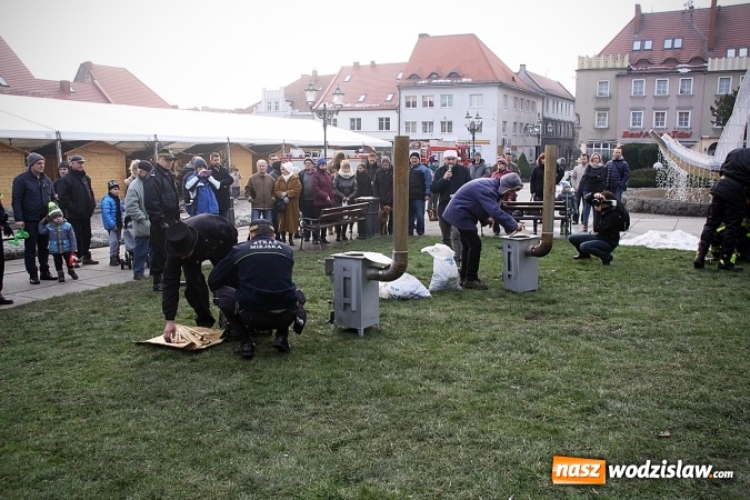 Zdjęcie w galerii na portalu naszwodzislaw.com: Niecodzienny pokaz na wodzisławskim Rynku, czyli jak palić w piecu, aby było tanio i ekologicznie wiadomości z regionu