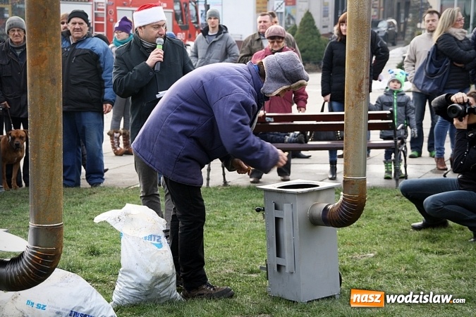 Zdjęcie w galerii na portalu naszwodzislaw.com: Niecodzienny pokaz na wodzisławskim Rynku, czyli jak palić w piecu, aby było tanio i ekologicznie wiadomości z regionu