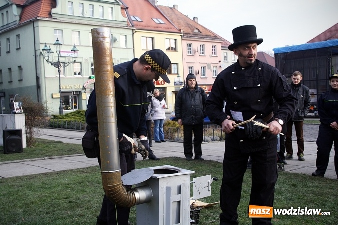 Zdjęcie w galerii na portalu naszwodzislaw.com: Niecodzienny pokaz na wodzisławskim Rynku, czyli jak palić w piecu, aby było tanio i ekologicznie wiadomości z regionu