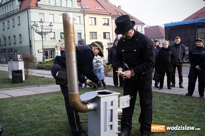 Zdjęcie w galerii na portalu naszwodzislaw.com: Niecodzienny pokaz na wodzisławskim Rynku, czyli jak palić w piecu, aby było tanio i ekologicznie wiadomości z regionu