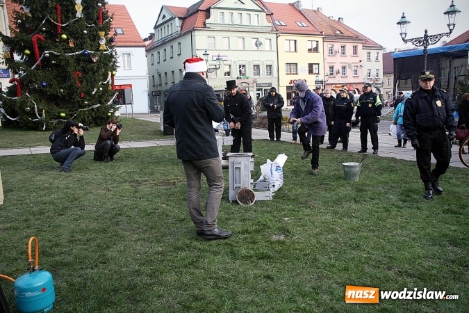 Zdjęcie w galerii na portalu naszwodzislaw.com: Niecodzienny pokaz na wodzisławskim Rynku, czyli jak palić w piecu, aby było tanio i ekologicznie wiadomości z regionu